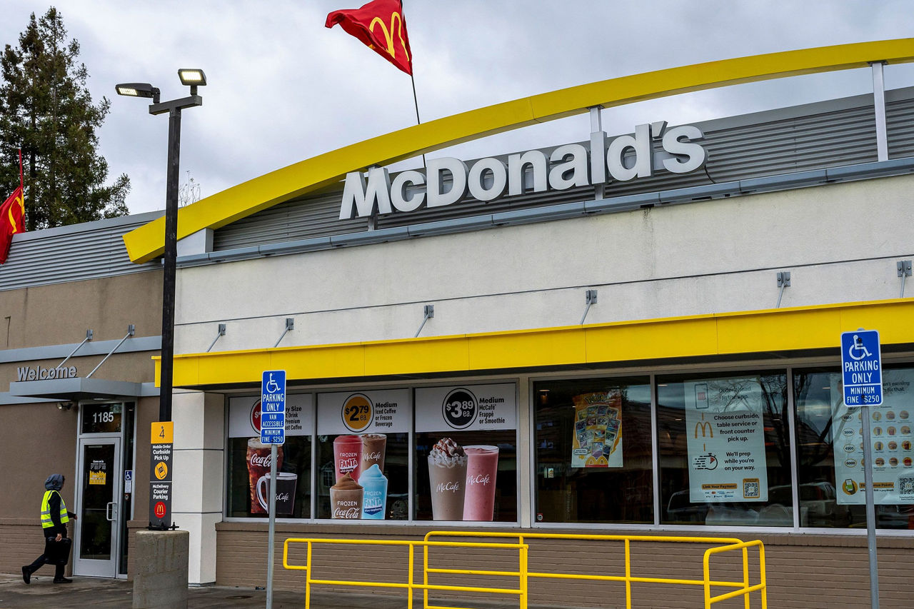 McDonald’s сообщил о рекордном падении продаж с начала пандемии.