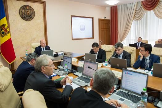 Guvernul a decis reducerea de trei ori a numărului instituţiilor cu funcţii de control. Foto: gov.md