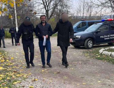 Появились фото задержанного утром экс-депутата Владимира Андронаки.