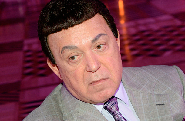 Кобзон открыто осудил коллег по сцене, таких как Григорий Лепс и Лайма Вайкуле, которые, по его мнению, делают вид, будто ничего не происходит.
