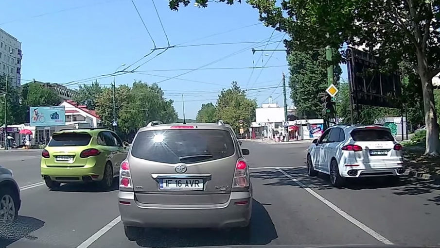 Водители Porsche Cayenne устроили гонки по Кишиневу.