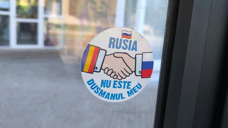 Abțibilduri cu inscripția „Rusia nu este dușmanul meu”, distribuite în orașele din România.