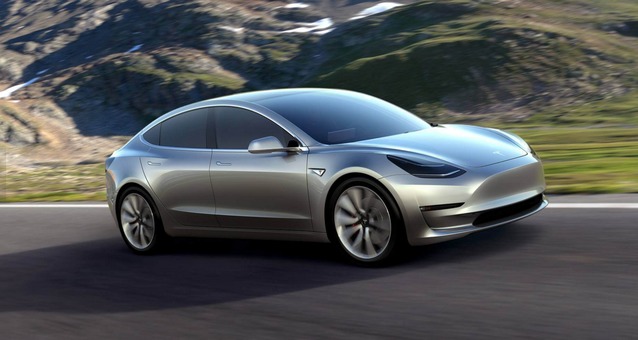 Modelul 3 de la Tesla ajunge în showroom-urile companiei.
