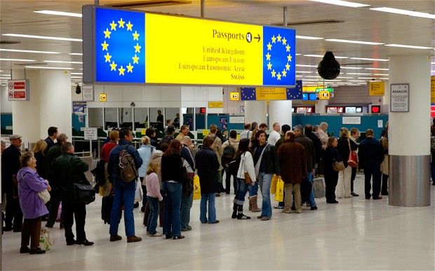 Imigranţii în țările UE ar putea primi indemnizații sociale o perioadă mai îndelungată! Comisia Europeană propune noi reglementări în acest sens.