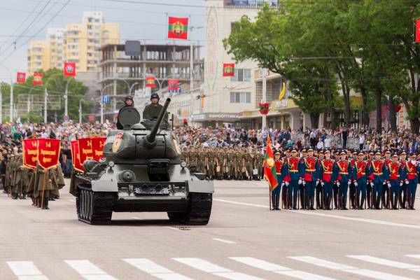 В Тирасполе проходит военный парад в честь Дня Великой Победы. 