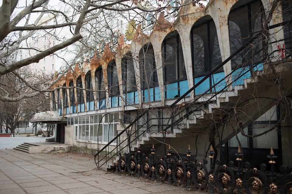 У здания кафе Guguţă в центре столицы сменился владелец.