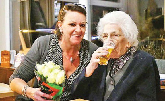 Incredibil, dar adevărat. Bătrâna de 97 de ani care bea 15 beri pe zi. Foto: click.ro