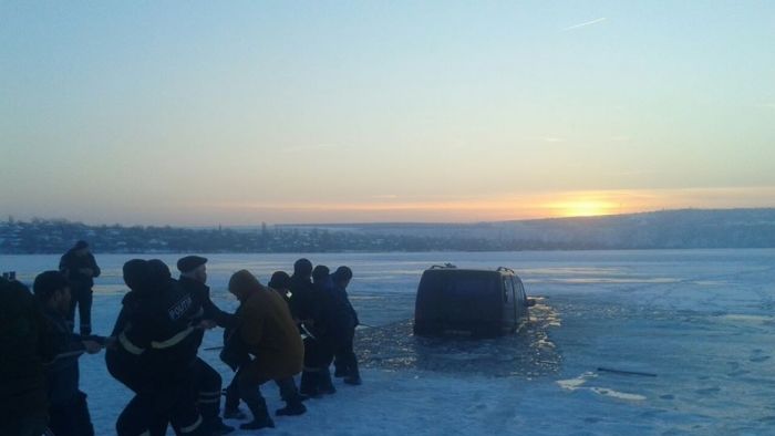 Imagine incredibilă: O maşină a căzut sub gheaţa unui lac. Foto: protv.md