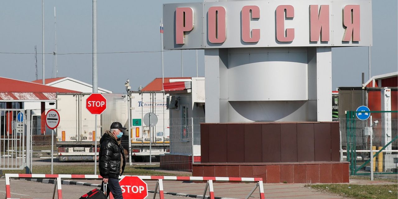 Россия закрывает все сухопутные границы из-за коронавируса.