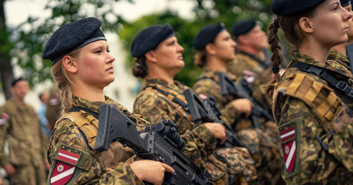 Letonia propune recrutarea femeilor în armată începând cu 2028.