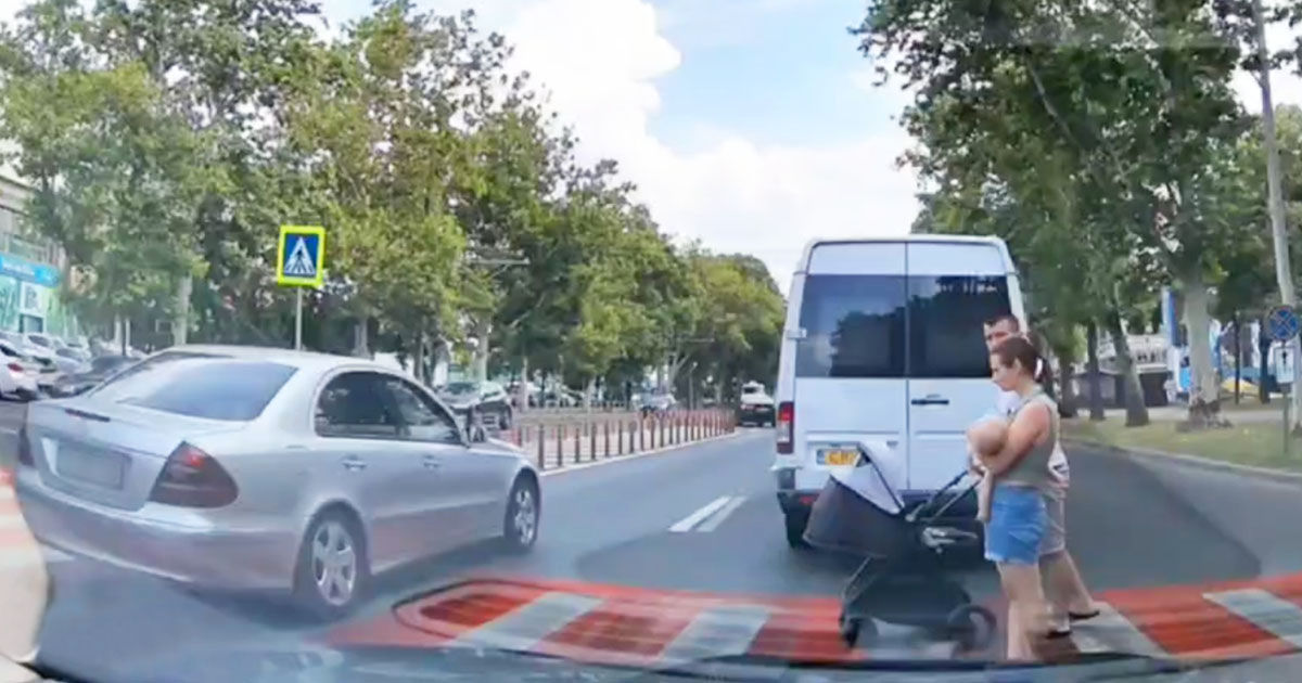 Șofer grăbit, la un pas de a spulbera un cuplu cu copil în brațe pe trecere.