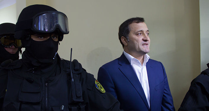 Vlad Filat se plânge că este agresat verbal de către deținuți, care folosesc cuvinte necenzurate.