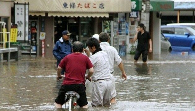 Более 12 тыс. зданий повреждено в Японии из-за сильных ливней.