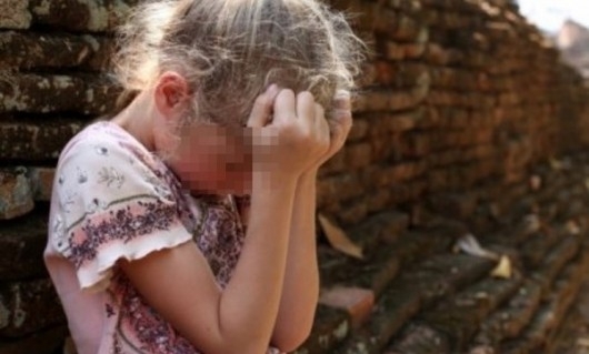 мужик имеет маленькую девочку стирают
