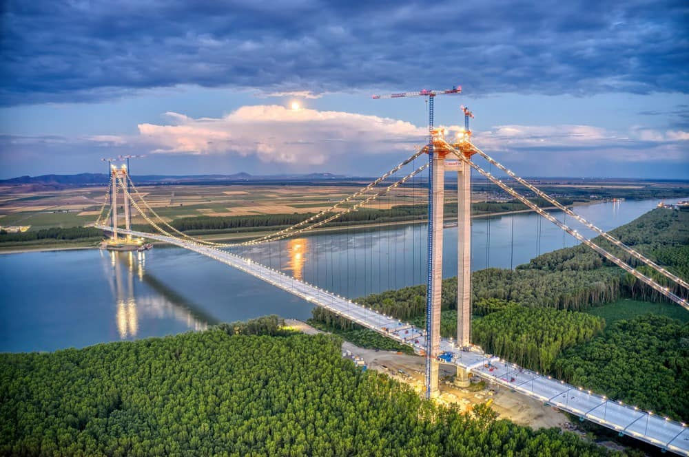 В Румынии открывают подвесной мост через Дунай.