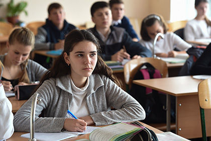 Если учитель выявляет признаки суицида, он должен немедленно уведомить органы по защите детей.