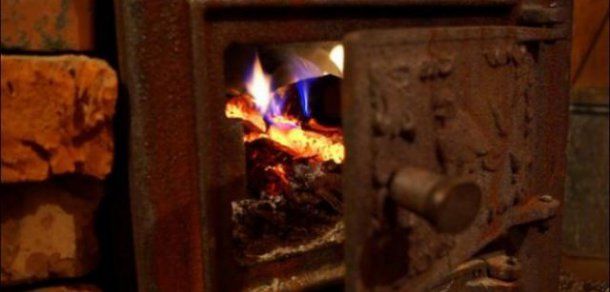 O fetiță și un băiețel de 2 și respectiv 4 ani au fost găsiți fără suflare de mama lor. Foto: ziarelive.ro