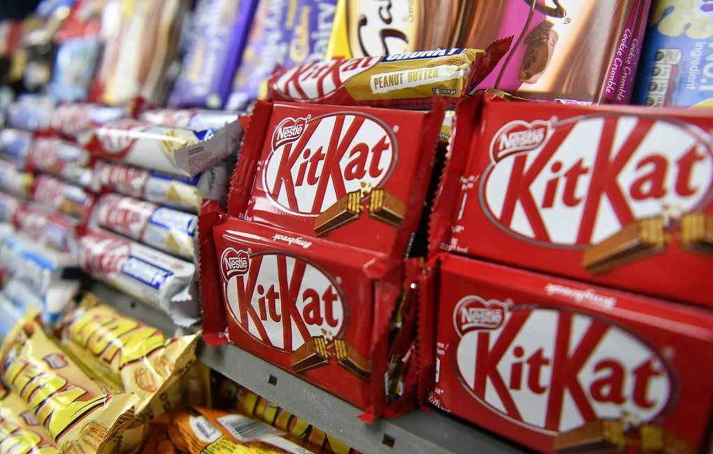 Nestle прекратит продажу в РФ товаров таких брендов, как Nesquik и KitKat.