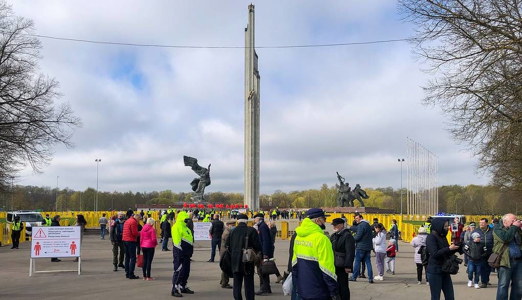 В Латвии перекрыли прямой доступ к памятнику освободителям Риги.