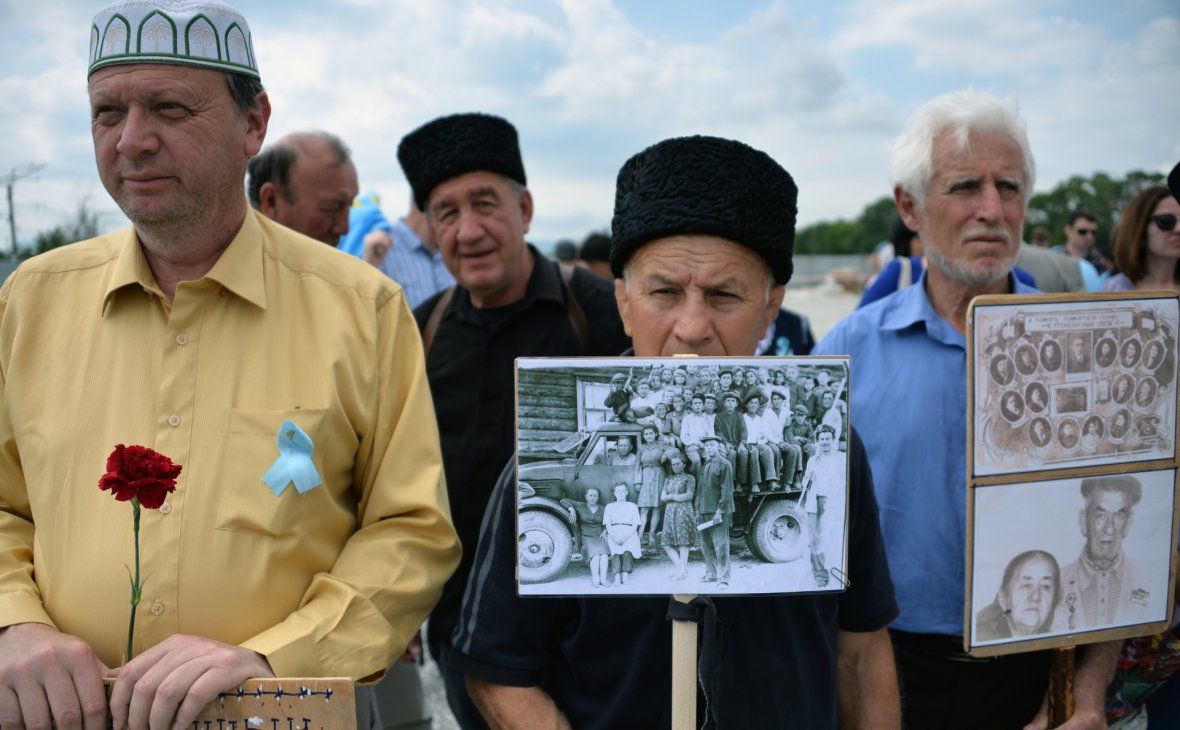 Участники мероприятий в День памяти жертв депортации народов Крыма.