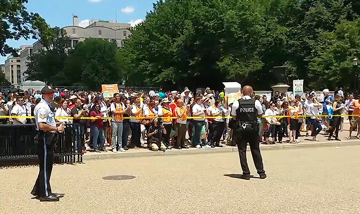 Митингующие призывают власти США не выходить из договора.