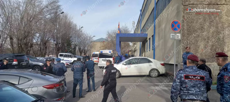 В Ереване вооруженные люди ворвались в отделение полиции: началась стрельба.