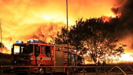 O fabrică de mase plastice a fost făcută scrum, după ce clădirea a luat foc. Foto: telegraph.co.uk