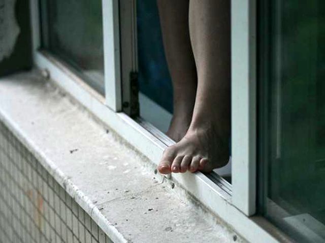 В Тирасполе с балкона выпала пьяная школьница.