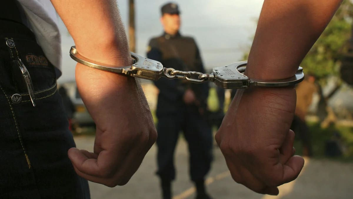Обманули покупателей квартир в Сочи и прятались в Молдове: полиция отправила их обратно в Россию.