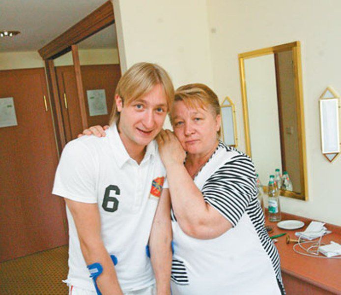 Любимая мама была главной опорой для Евгения Плющенко долгие годы.