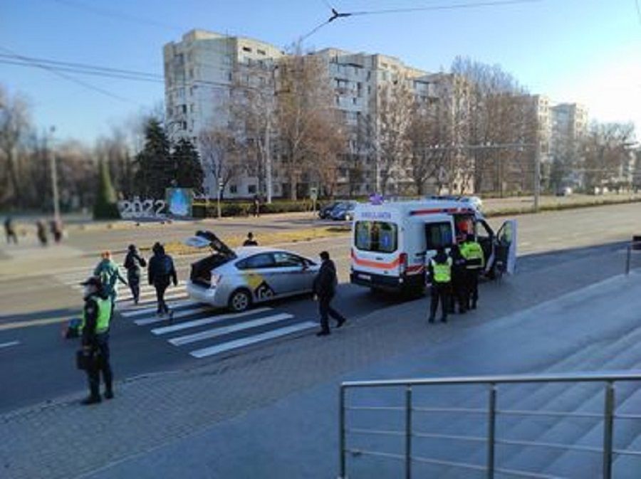В Кишиневе водитель такси сбил пешехода, переходившего улицу на красный свет.