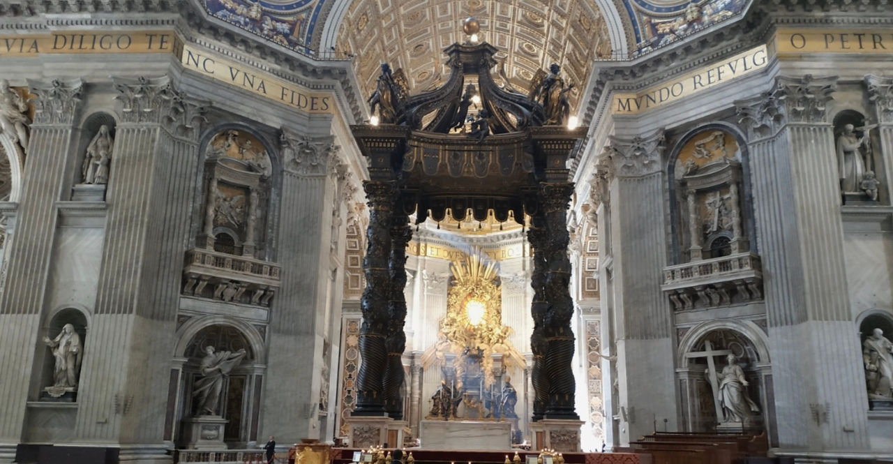 Un bărbat și-a făcut nevoile pe altarul din Bazilica Sfântul Petru de la Vatican.