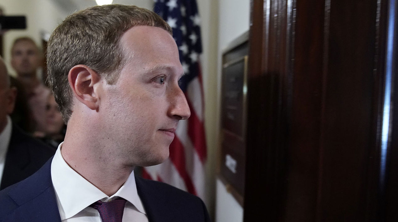 У миллиона пользователей Facebook выкрали данные аккаунтов через смартфон.