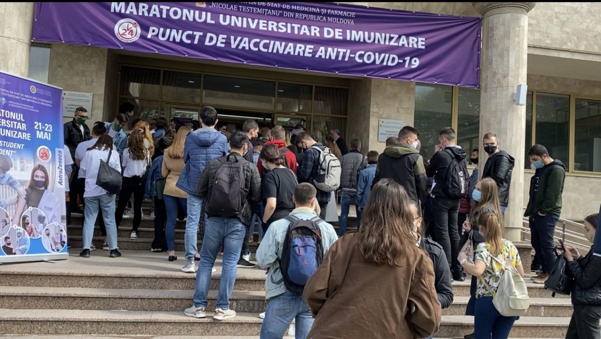 Десятки человек пришли на первый университетский марафон вакцинации от COVID-19.