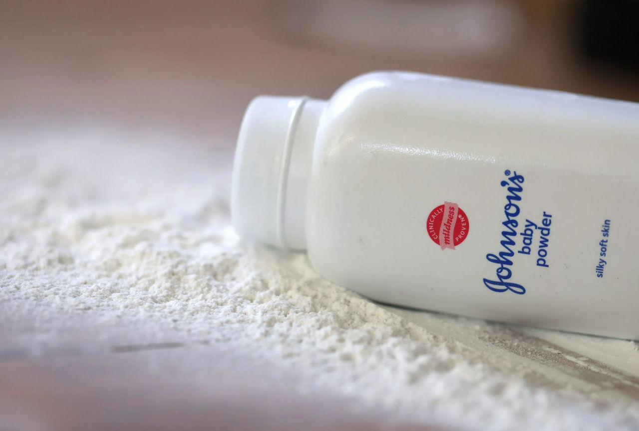 Johnson &amp; Johnson выделит $6,5 млрд на соглашения по искам из-за присыпки.
