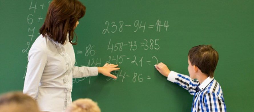 Un director de liceu consideră că majorarea salariilor cu 11% nu va soluţiona problemele tinerilor pedagogi. 