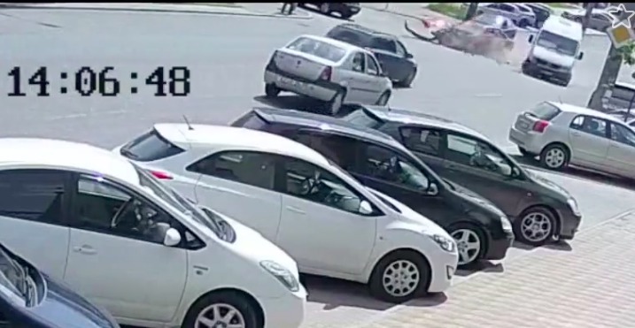 Появилось видео момента ДТП с участием микроавтобуса в центре Кишинева.