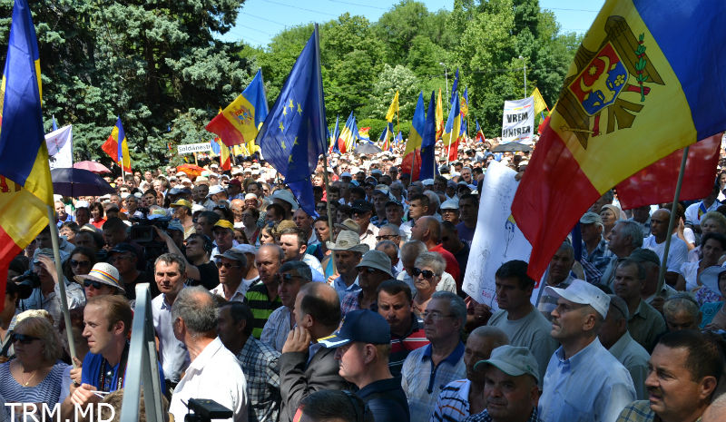 Члены платформы DA раздали листовки в центре города, чтобы оповестить граждан о митинге и своих требованиях.