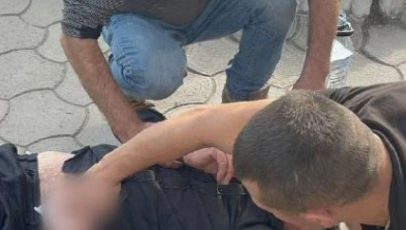 В Бельцах карабинер спас на улице мужчину с ножевым ранением.