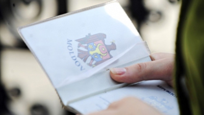 Autoritățile române vor analiza în această toamnă posibilitatea reducerii taxei de viză pentru cetăţenii români din Republica Moldova.