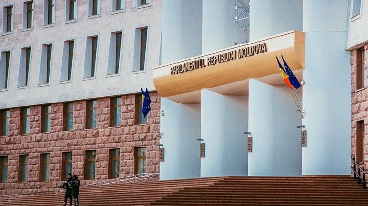 В ходе осмотра было выявлено, что сообщение о бомбе было ложным.