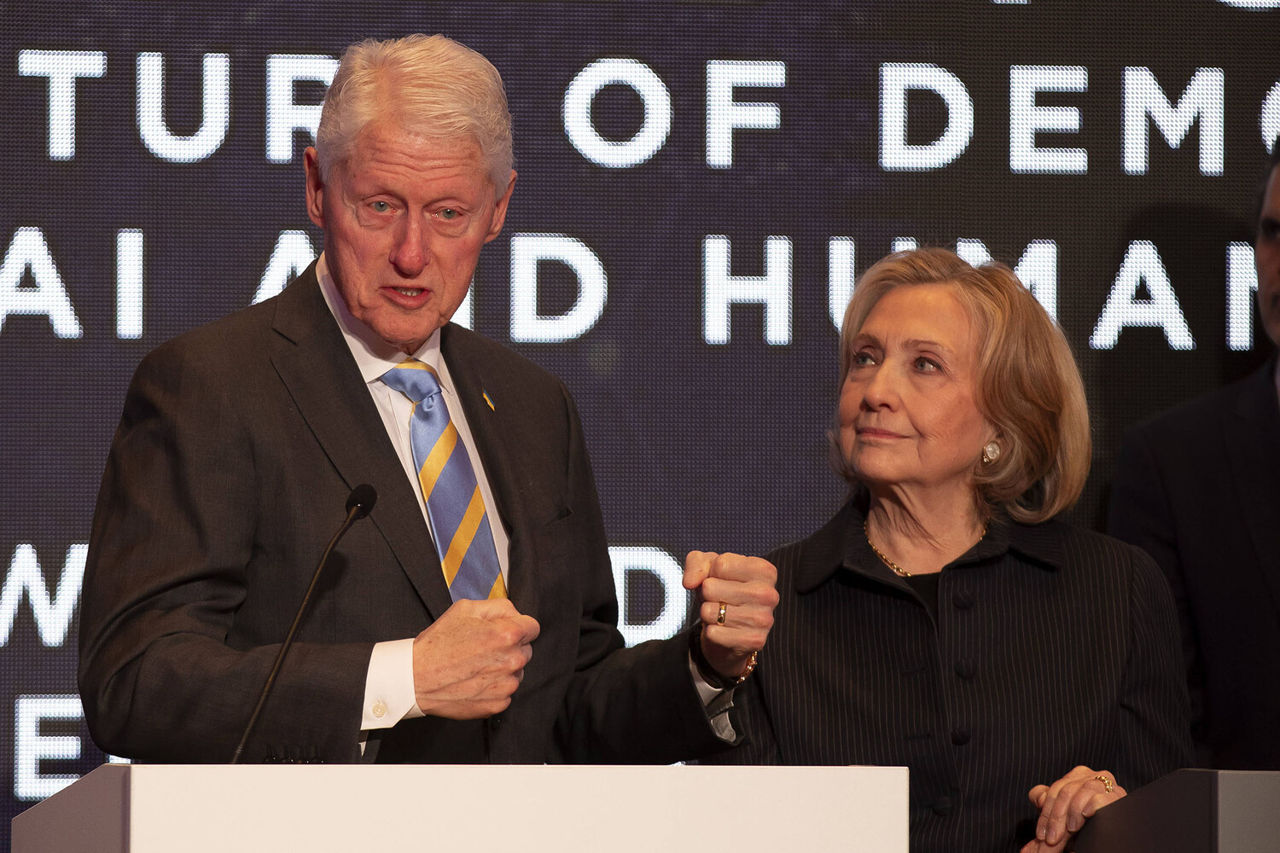 Soții Clinton vor fi trași la răspundere în cadrul dosarului lui Jeffrey Epstein.