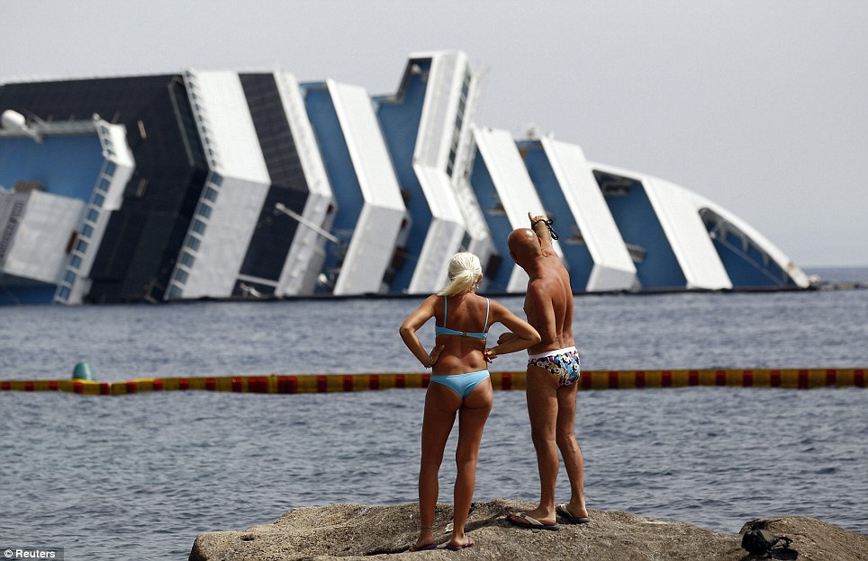Лайнер Costa Concordia, совершавший круиз по Средиземноморью с 4200 пассажирами и членами экипажа на борту, напоролся на риф, слишком близко подойдя к берегу.