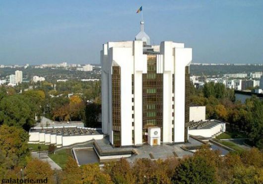 В то же время по инициативе Игоря Додона перед зданием президентуры будет обустроен Сквер правителей Молдовы.