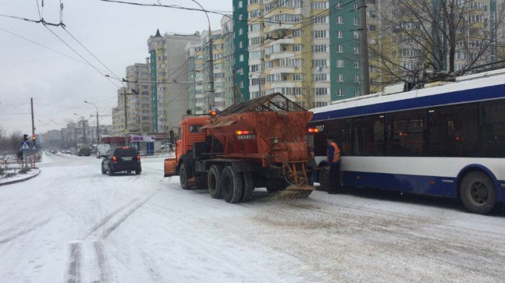 В Кишиневе 400 рабочих расчищают дороги от снега.