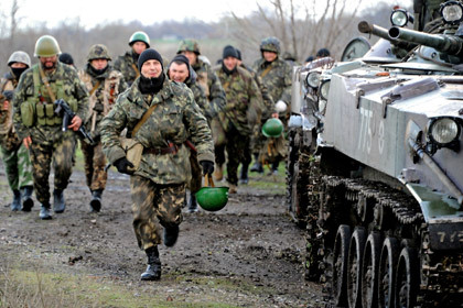 Военные подразделения Украины у въезда в город Славянск. Фото: Илья Питалев / «Коммерсантъ»