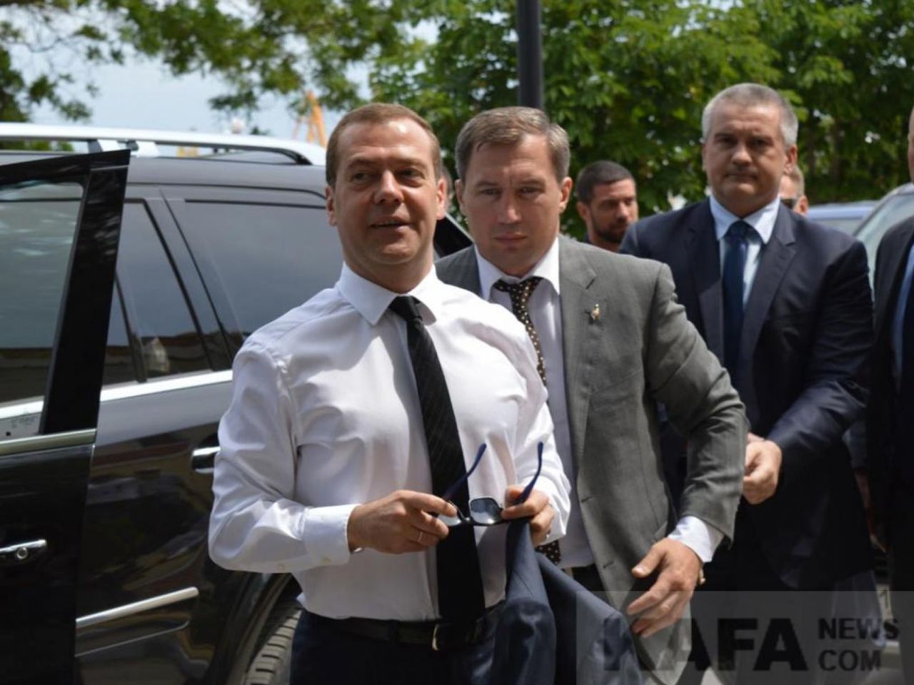 Медведев - пенсионерам в Крыму: "Денег нет, всего доброго".