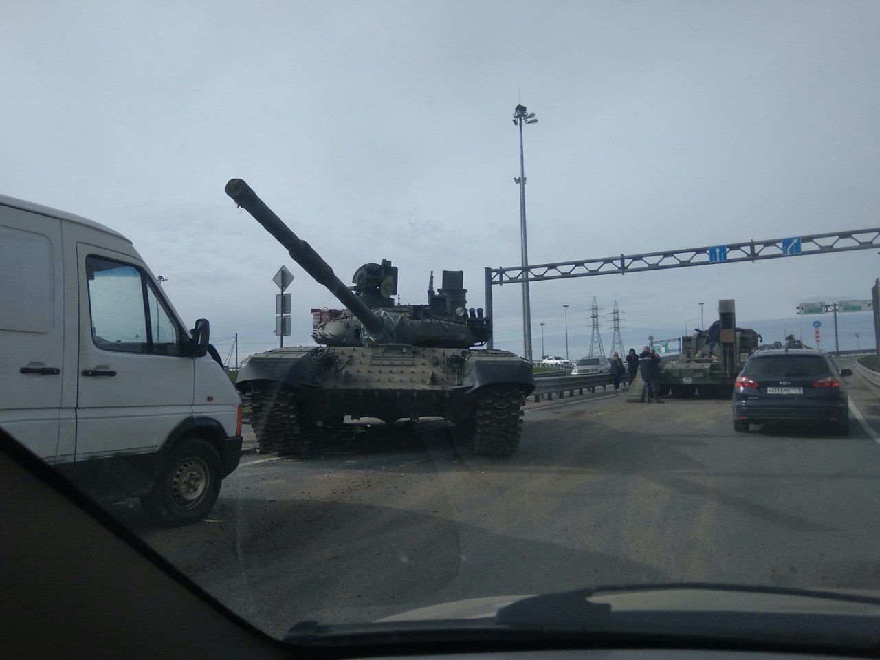 В Петербурге танк упал с трала на дорогу при перевозке.
