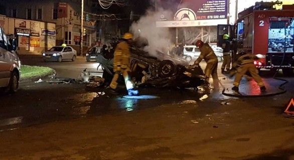 Un Mercedes cu 150 km/h s-a inversat de câteva ori și a căzut pe acoperiș. Foto: facebook.com