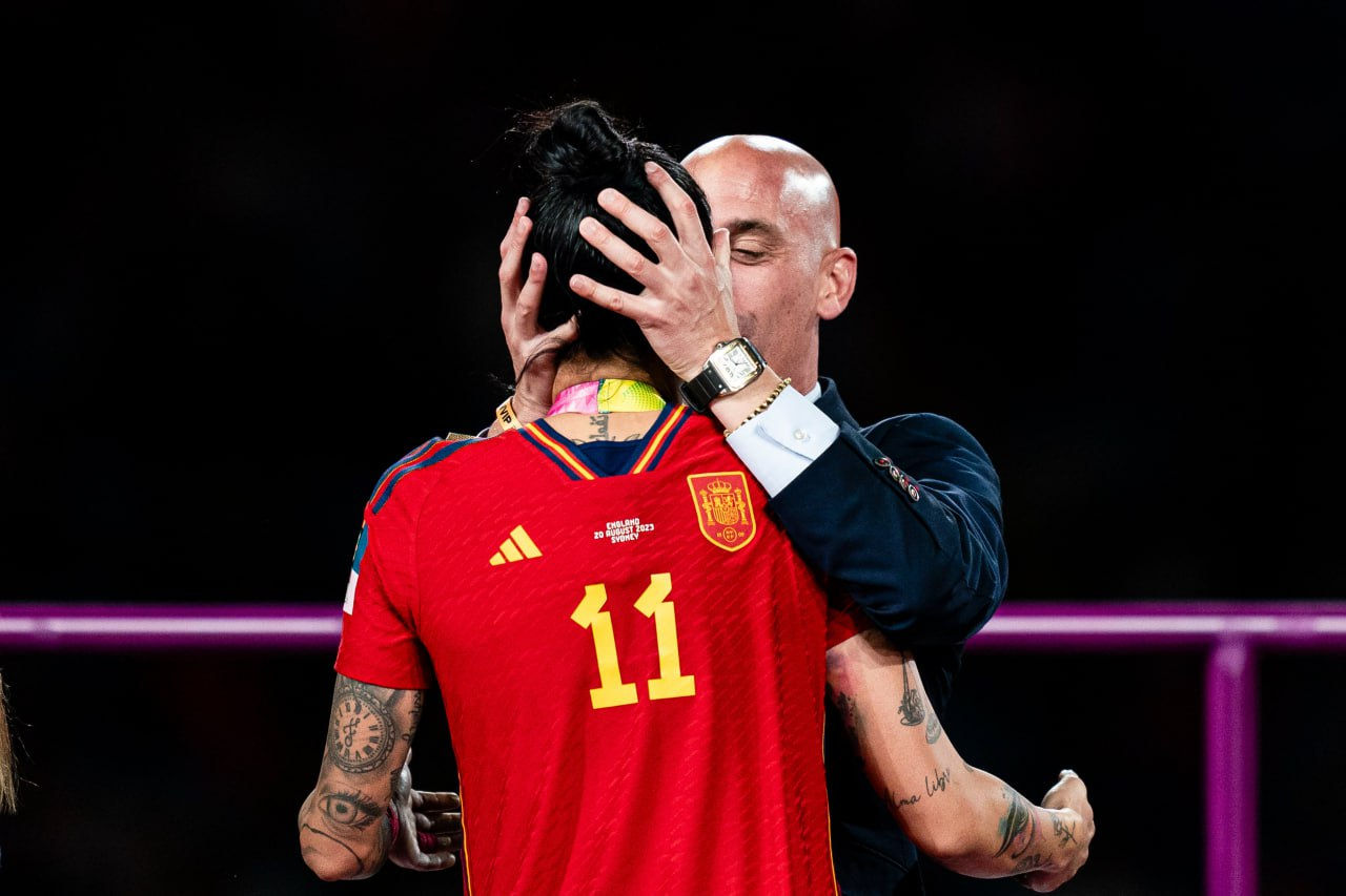 Fostul șef al Federației Spaniole de Fotbal, amendat pentru că a sărutat o jucătoare.